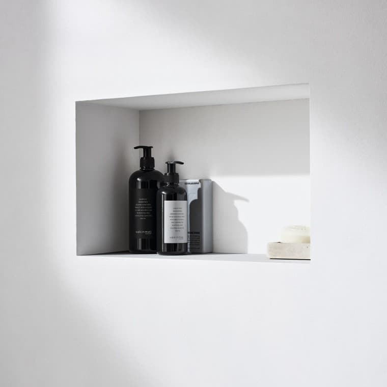 Suihkuhyllykkö: upotettu malli vaakasuunnassa. Suihkuhyllykkö: upotettu malli vaakasuunnassa.