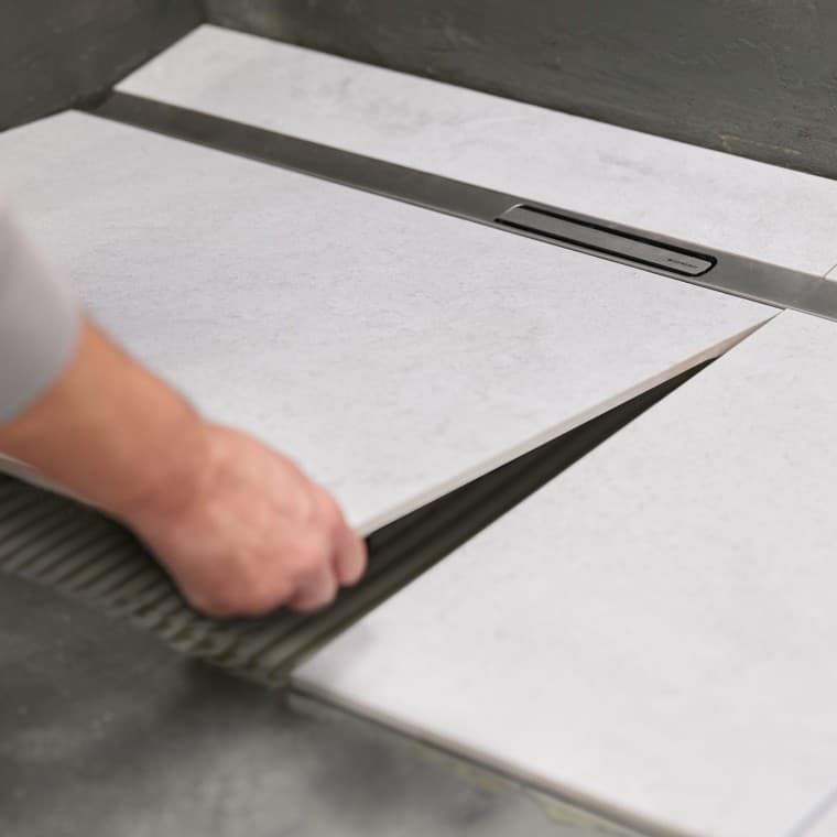 Suihkukourun kiinnitys takaa turvallisen pidon lattiaan. Suihkukourun kiinnitys takaa turvallisen pidon lattiaan.