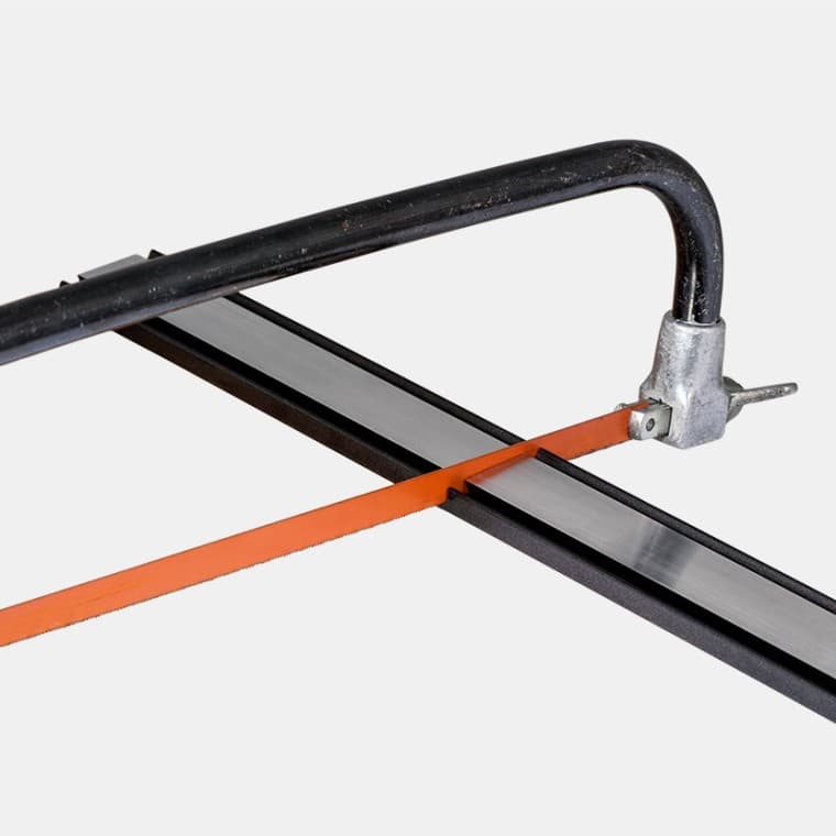 Geberit CleanLine voidaan leikata haluttuun pituuteen rautasahaa käyttäen Geberit CleanLine voidaan leikata haluttuun pituuteen rautasahaa käyttäen