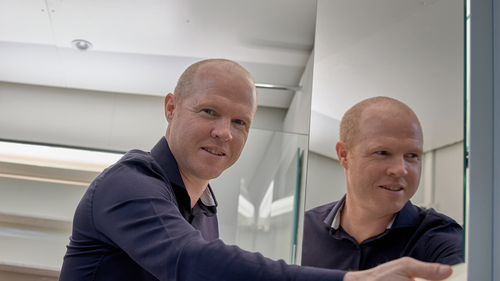 Valaistusasiantuntija Andreas Janser Geberitin pääkonttorin valaistuslaboratoriossa Sveitsin Rapperswil-Jonassa (© Geberit) Valaistusasiantuntija Andreas Janser Geberitin pääkonttorin valaistuslaboratoriossa Sveitsin Rapperswil-Jonassa (© Geberit)