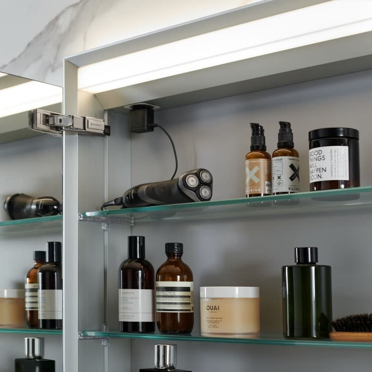 Avoin Geberit ONE -peilikaappi ComfortLight-valaistuksella Avoin Geberit ONE -peilikaappi ComfortLight-valaistuksella