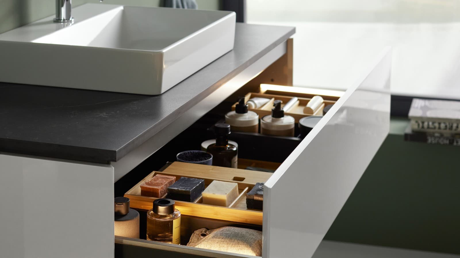 Geberit One -alakaappi valaistuksella (© Geberit) Geberit One -alakaappi valaistuksella (© Geberit)