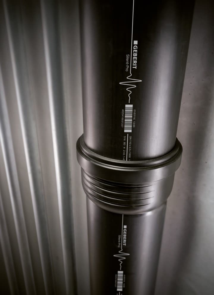 Geberit Silent-Pro – erittäin hyvin ääntä eristävä viemäröintijärjestelmä, jolla on suuri ominaispaino. Geberit Silent-Pro – erittäin hyvin ääntä eristävä viemäröintijärjestelmä, jolla on suuri ominaispaino.