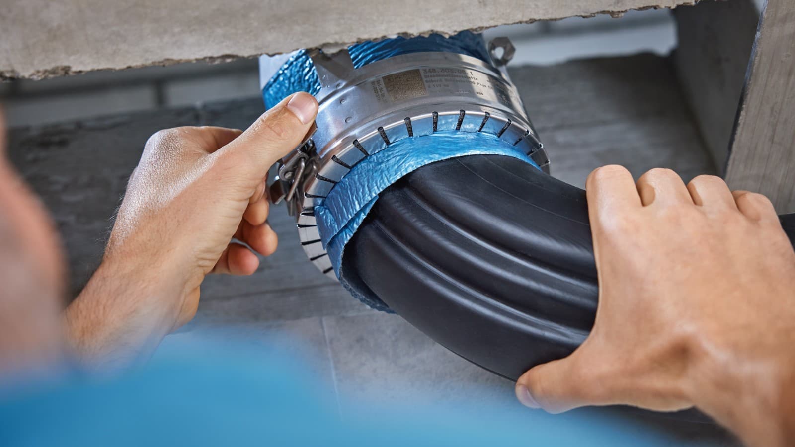 Geberit RS90 Plus EN -palokatkomansetin asennus Geberit BottomTurn -pohjakulmaan Geberit RS90 Plus EN -palokatkomansetin asennus Geberit BottomTurn -pohjakulmaan