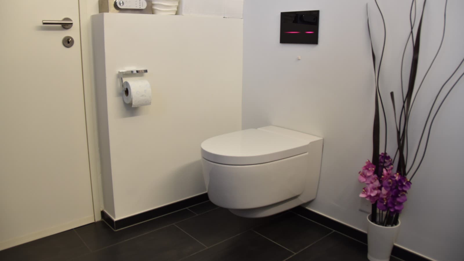 Kylpyhuone remontin jälkeen erilaisilla Geberit-tuotteilla Kylpyhuone remontin jälkeen erilaisilla Geberit-tuotteilla