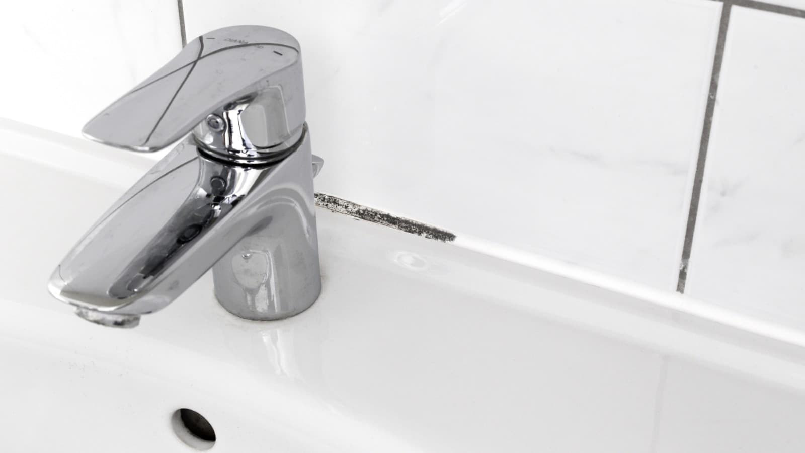 Hometta kylpyhuoneen saumakohdissa Hometta kylpyhuoneen saumakohdissa