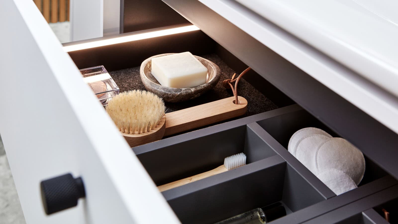 Pesuallaskaapin laatikoihin on saatavilla käteviä laatikonjakajia, jolla tavarat saa näppärästi ja siististi järjestykseen Pesuallaskaapin laatikoihin on saatavilla käteviä laatikonjakajia, jolla tavarat saa näppärästi ja siististi järjestykseen