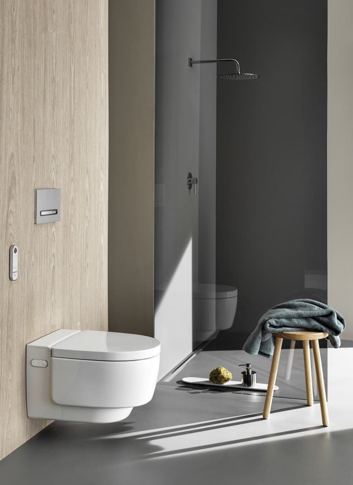 Geberit AquaClean Mera Comfort -pesu-wc-istuin ja Sigma50 -huuhtelupainike (© Geberit) Geberit AquaClean Mera Comfort -pesu-wc-istuin ja Sigma50 -huuhtelupainike (© Geberit)