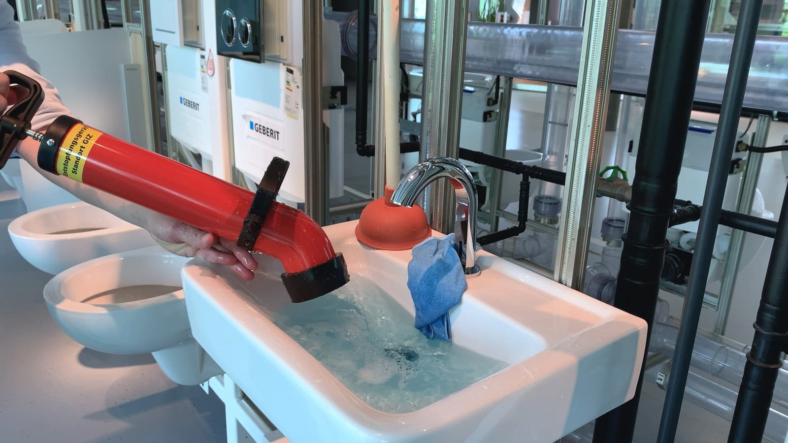 Paineilmalla toimiva viemärinavaaja käytössä Paineilmalla toimiva viemärinavaaja käytössä