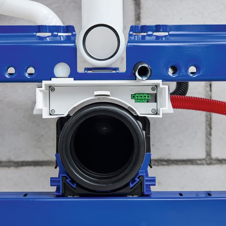 Sähköalan ammattilainen asentaa sähköputken ja kytkee liitäntälevyn sähköverkkoon. Sähköalan ammattilainen asentaa sähköputken ja kytkee liitäntälevyn sähköverkkoon.