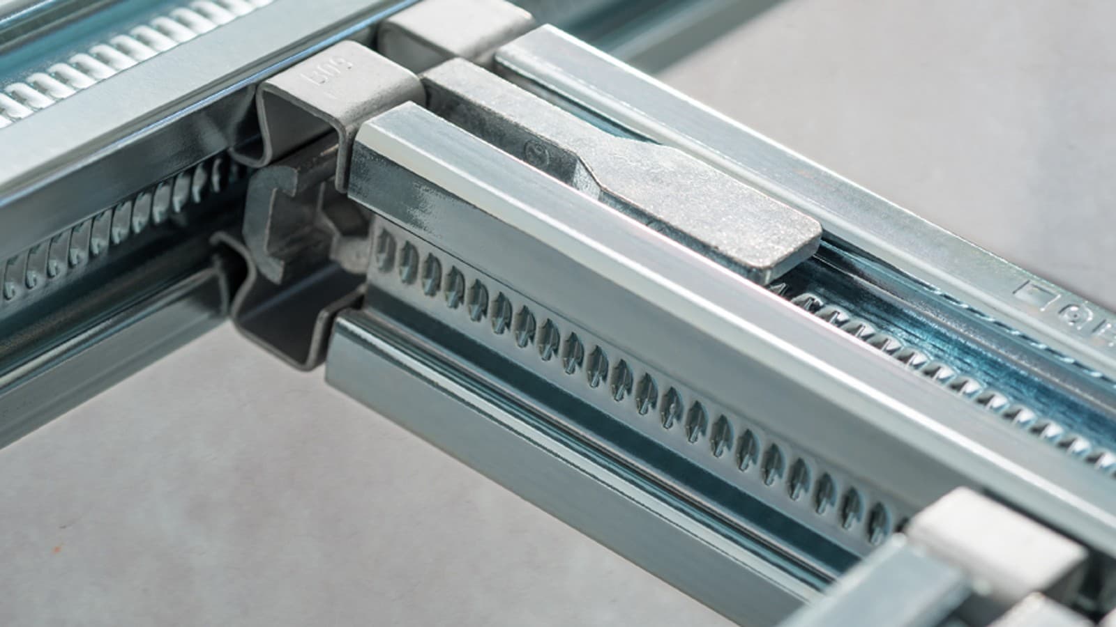 Geberit GIS -profiili ja kiinnityselementti Geberit GIS -profiili ja kiinnityselementti