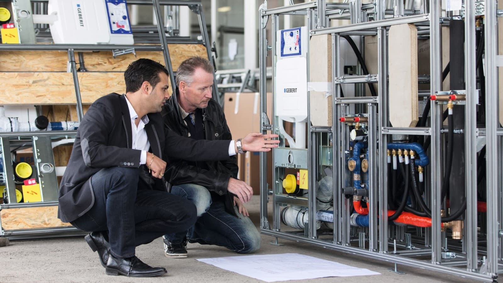 Geberitin myyntiedustaja tarkistaa, että asennus on oikea. Geberitin myyntiedustaja tarkistaa, että asennus on oikea.