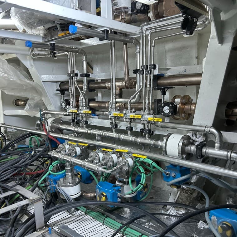 Su Marinen telakan jahdin konehuone, jossa Mapress- ruostumaton teräs- ja CuNiFe-putkistot ovat asennettu hyvin ahtaaseen tilaan (© Su Marine Yachting) Su Marinen telakan jahdin konehuone, jossa Mapress- ruostumaton teräs- ja CuNiFe-putkistot ovat asennettu hyvin ahtaaseen tilaan (© Su Marine Yachting)