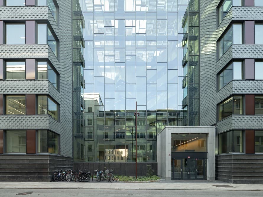 Rakennuksen kolme aiemmin erillistä osaa muutettiin uudeksi kokonaisuudeksi yhteisen sisäpihan avulla (© baraBild) Rakennuksen kolme aiemmin erillistä osaa muutettiin uudeksi kokonaisuudeksi yhteisen sisäpihan avulla (© baraBild)