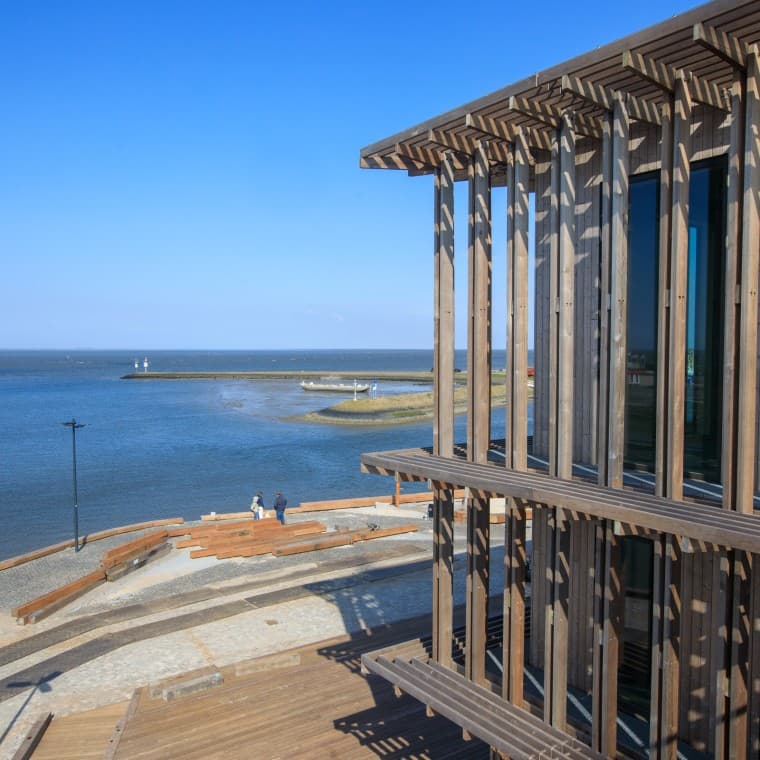 Tanskalainen tähtiarkkitehti Dorte Mandrup suunnitteli uudisrakennuksen ankariin ilmasto-olosuhteisiin (© Tjeerd Visser) Tanskalainen tähtiarkkitehti Dorte Mandrup suunnitteli uudisrakennuksen ankariin ilmasto-olosuhteisiin (© Tjeerd Visser)