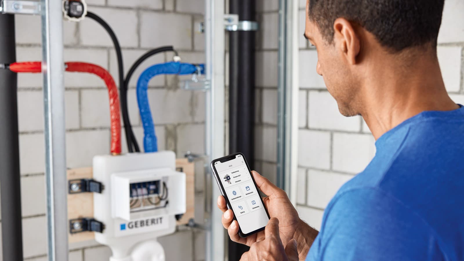 Asentaja tarkistaa huuhtelulaitteen tilan Asentaja tarkistaa huuhtelulaitteen tilan