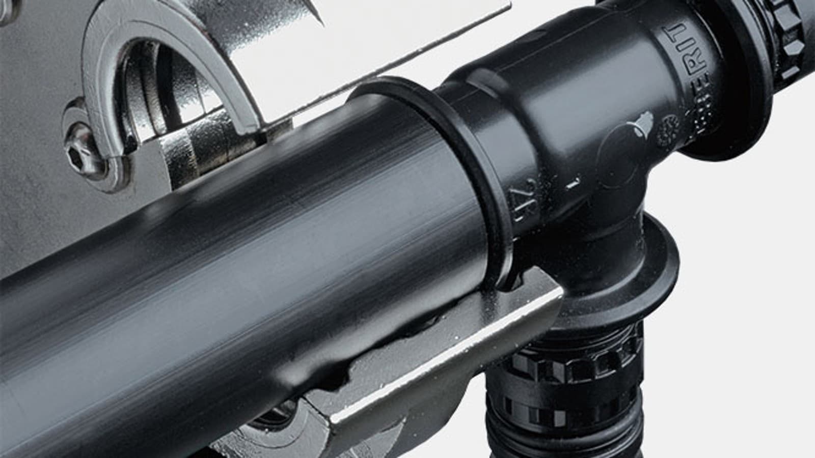 Puristusleuan ohjaus estää työkalun asettumisen väärään kohtaan Geberit Mepla -liittimessä Puristusleuan ohjaus estää työkalun asettumisen väärään kohtaan Geberit Mepla -liittimessä